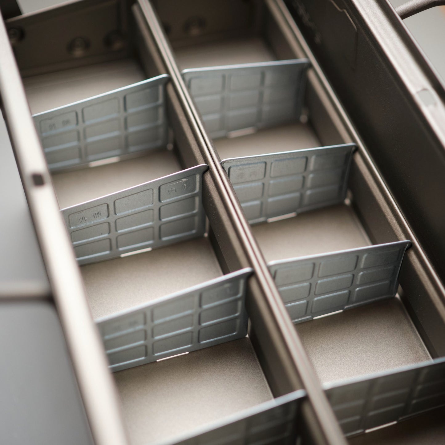 ST-350 Cantilevered Toolbox (Titanium)